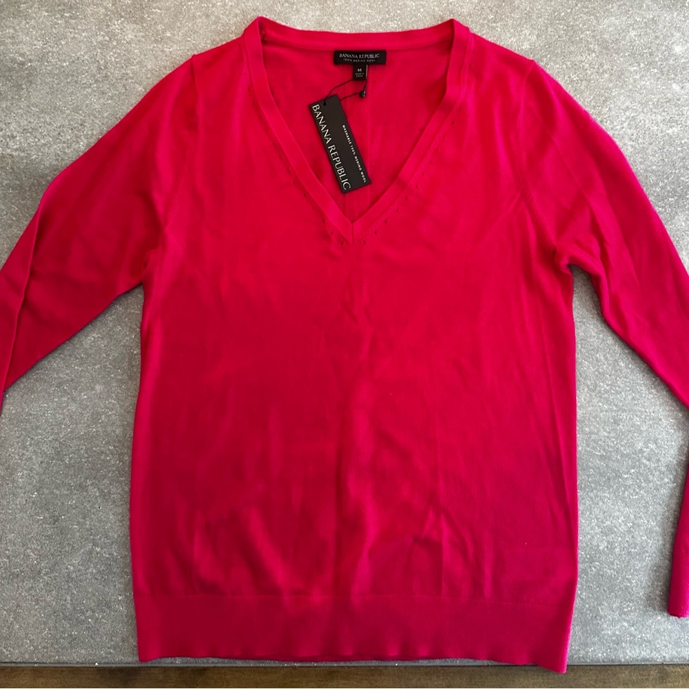 Banana Republic Women's V-Neck Sweater in Vibrant Pink